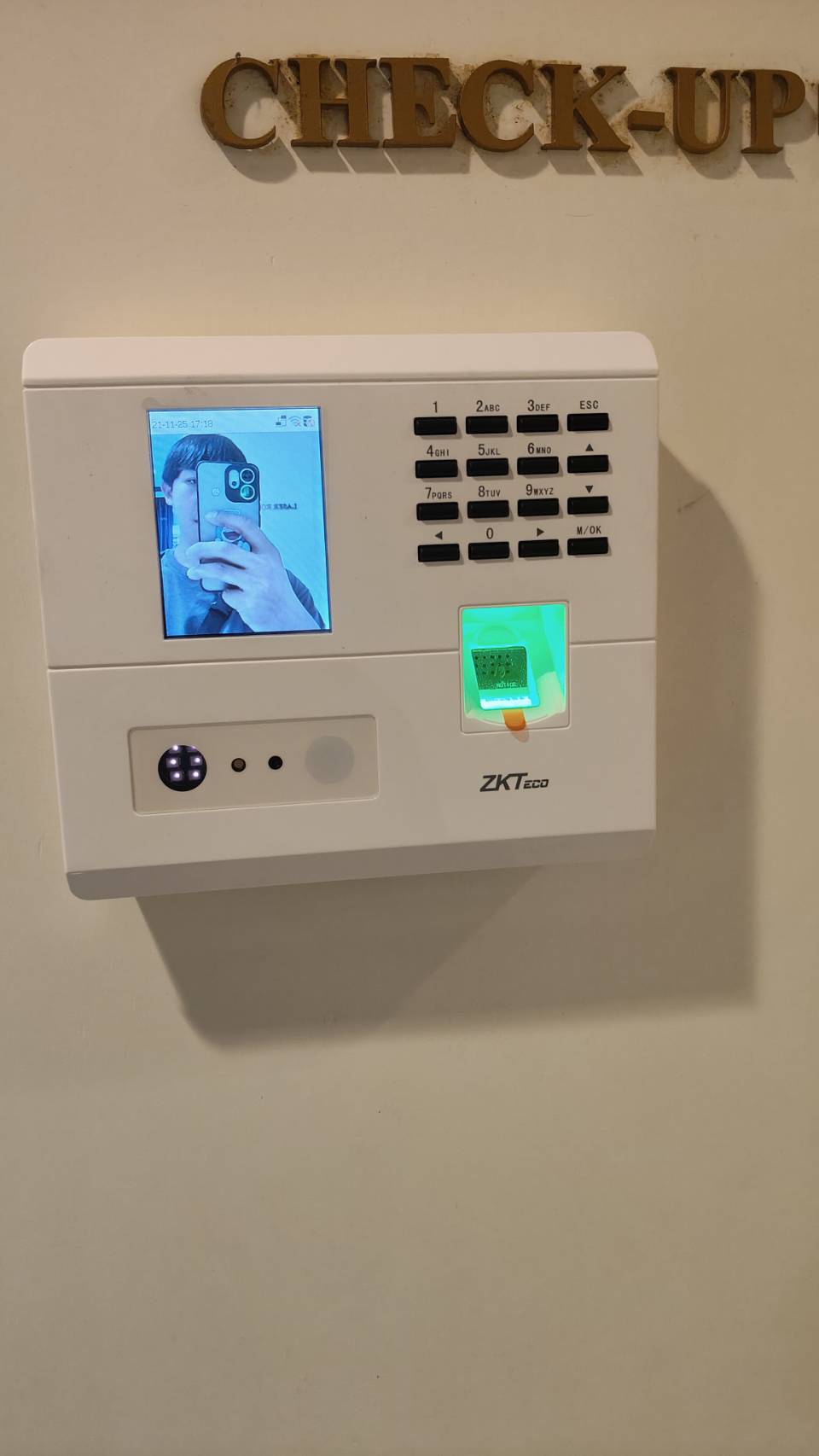 จุดติดตั้งเครื่องสแกนใบหน้า AIO20 WIFI ประตูแรก