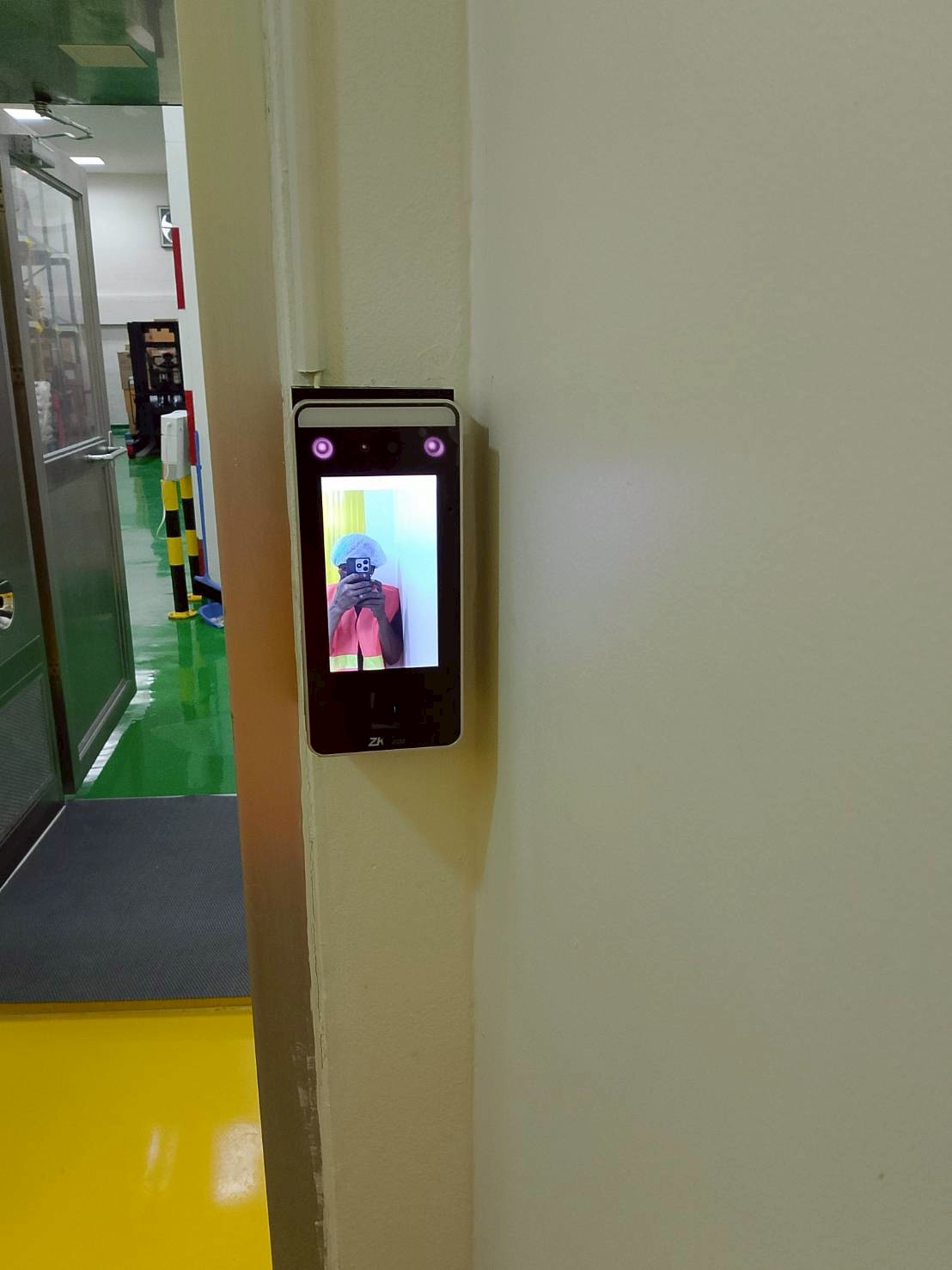 เครื่องสแกนใบหน้า Smart AC1+ ติดตั้งที่หน้าร้าน